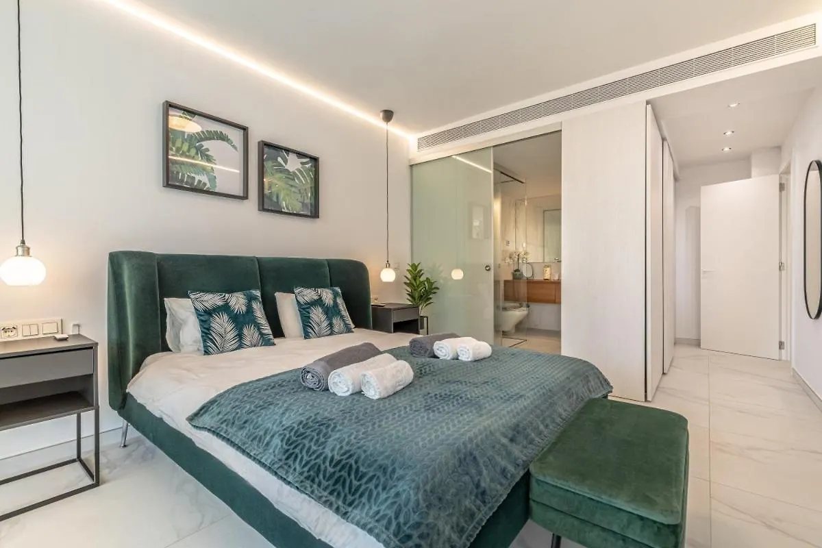 Seaview Splendor 2-Br Luxury, Huge Terrace Apartment Fuengirola