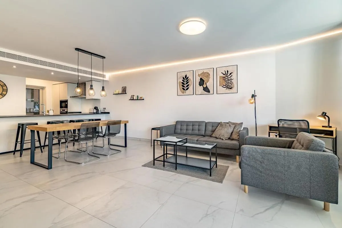 Seaview Splendor 2-Br Luxury, Huge Terrace Apartment Fuengirola
